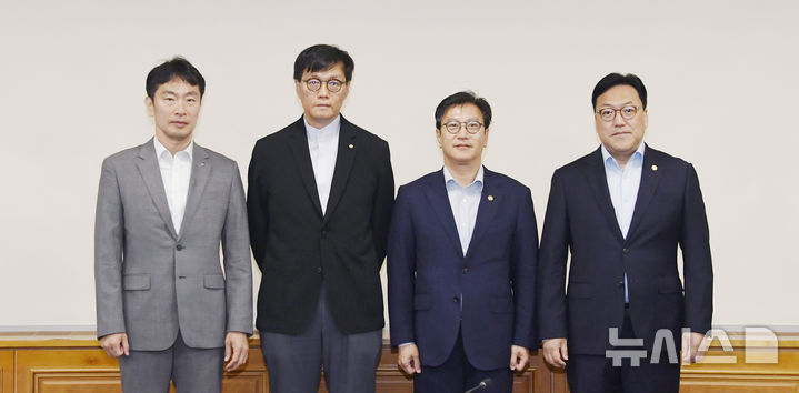 [세종=뉴시스] 김범석 기획재정부 장관 직무대행 1차관이 16일 오전 서울 중구 은행회관에서 열린 '거시경제·금융현안 간담회'(F4)를 주재, 회의 시작에 앞서 기념촬영을 하고 있다.