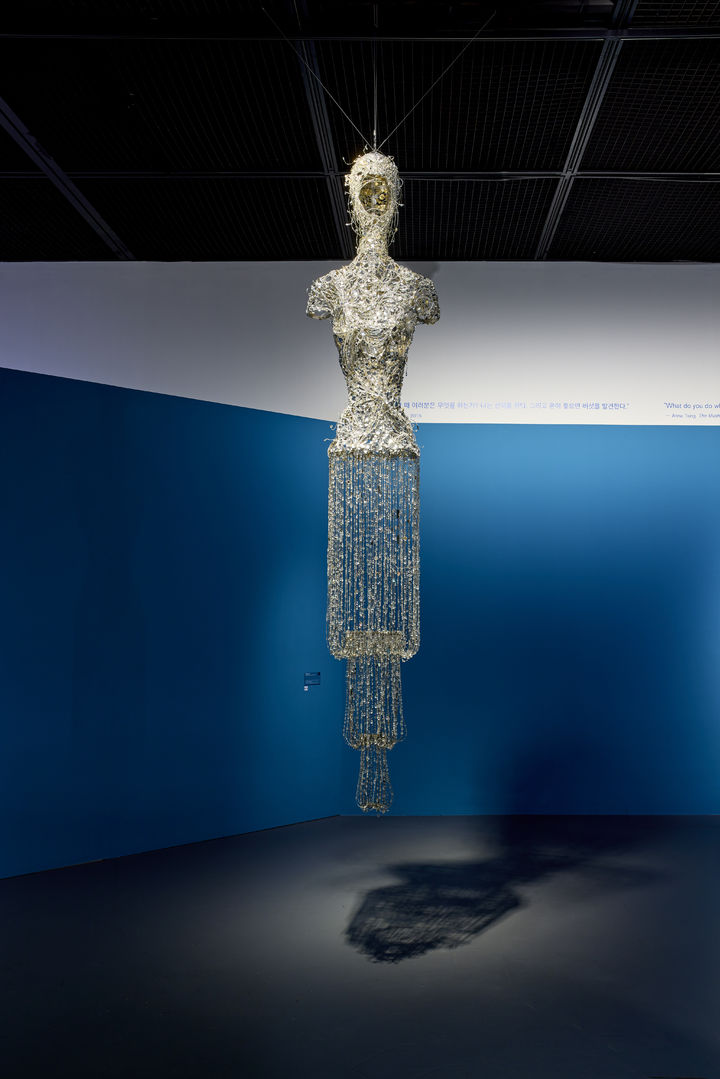 이불, 〈무제〉, 2006, 니켈 크롬 와이어에 크리스털, 유리, 아크릴 비즈, 스테인리스 스틸 골조, 320×62×32cm, 서울시립미술관 소장. 사진: 김상태 *재판매 및 DB 금지