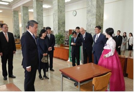 [서울=뉴시스] 왕야쥔 주북 중국대사가 13일 평양 인민대학습당을 참관하고 있다.(출처: 주북 북한대사관 홈페이지) 2025.05.16. *재판매 및 DB 금지