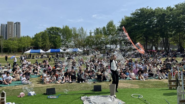 [대구=뉴시스] 이현공원 숲속음악소풍 시즌1 버블쇼 모습. (사진=대구 서구문화회관 제공) 2025.05.16. photo@newsis.com *재판매 및 DB 금지