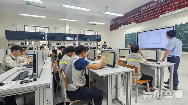 [인천=뉴시스] 베트남 VK테크 학생들이 한국폴리텍대학 직업교육연구원의 '블록체인 소프트웨어 활용 애플리케이션 구현 실습'에 참여하고 있다. (사진=폴리텍대학 제공) 2025.05.16. photo@newsis.com
