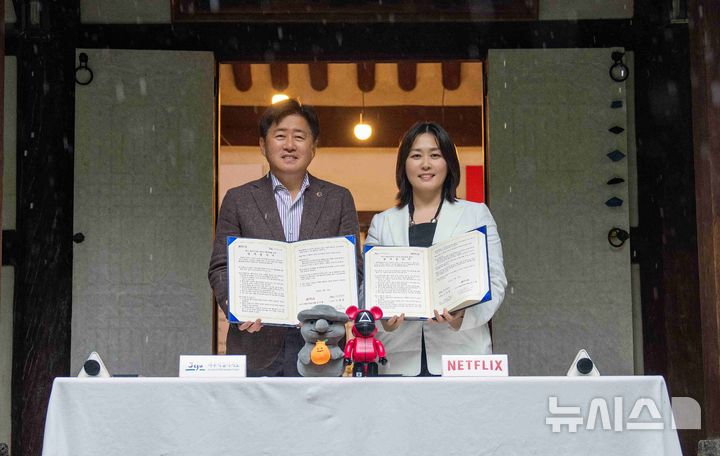[제주=뉴시스] 오영훈 제주지사와 김민영(오른쪽) 넷플릭스 아시아태평양 콘텐츠 총괄이 16일 오후 제주시 향사당에서 넷플릭스와 '제주 문화관광과 콘텐츠 활성화를 위한 업무협약'을 체결한 후 기념촬영하고 있다. (사진=제주도 제공) 2025.05.16. photo@newsis.com *재판매 및 DB 금지
