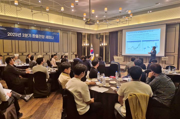 14일 우리은행 환율전망 세미나에서 민경원 선임연구원이 경남지역 수출입기업 임직원들에게 강연하고 있다. (사진=우리은행 제공) *재판매 및 DB 금지