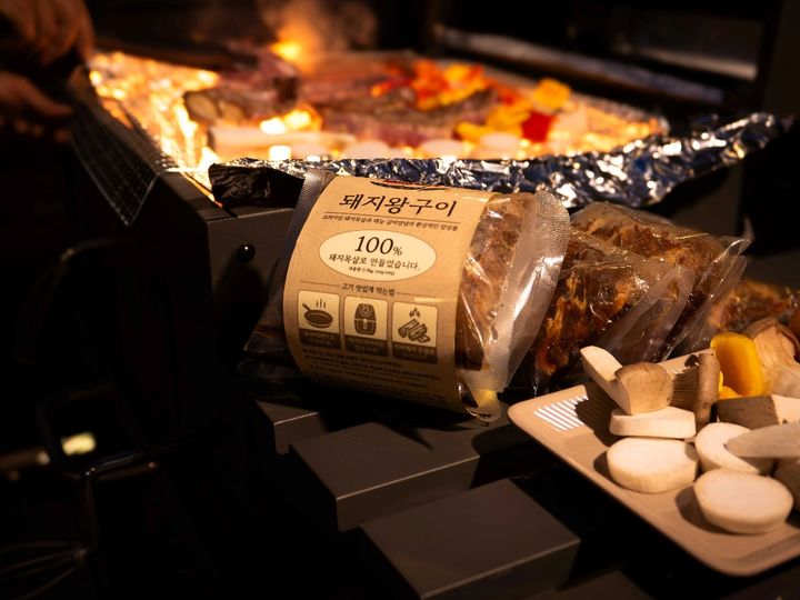 [서울=뉴시스]롯데쇼핑 이커머스 플랫폼 롯데온(LOTTE ON)이 이천의 전통 로컬 맛집 '태능참숯화로구이'의 인기 메뉴 '돼지왕구이'를 밀키트로 판매한다고 18일 밝혔다. (사진=롯데온 제공) *재판매 및 DB 금지