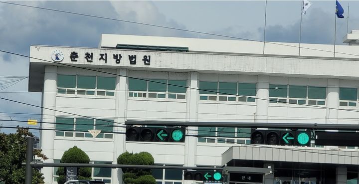 16일 춘천지법 형사1부 심현근 부장판사는 이날 도박장소개설 혐의로 기소된 55살 신 모씨에게 원심과 같은 징역 1년에 집행유예 2년을 선고하고, 사회봉사 120시간을 명령했다 고 밝혔다.  *재판매 및 DB 금지