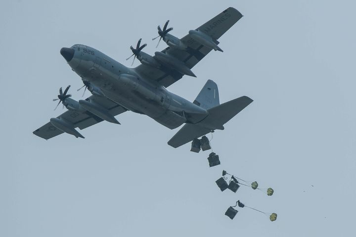 [서울=뉴시스] 지상군구성군사령부는 지난 9일부터 16일까지 2, 5군단(군수지원여단, 특공연대) 및 2신속대응사단과 육군항공사령부, 공군작전사령부, 공중기동정찰사령부, 공군군수사령부, 미해병대 1해병보급단 등 한미 양국군 장병 220여 명이 참가한 '2025년 전반기 연합합동 공중재보급 훈련'을 실시했다. 이번 훈련은 전시 열악한 지상 병참선을 극복하고 우리 군의 작전지속지원능력을 유지 및 발전시키기 위해 계획되었다. 사진은 수송기가 재보급 물자를 목표지점에 공중 투하하고 있다. (사진=육군 제공) 2025.05.16. photo@newsis.com *재판매 및 DB 금지