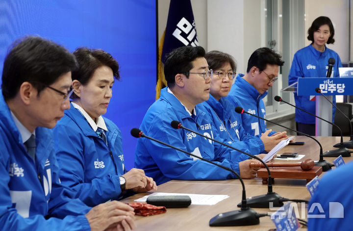 [서울=뉴시스] 고승민 기자 = 16일 서울 여의도 더불어민주당사에서 열린 중앙선거대책위원회의에서 박찬대 총괄선대위원장이 발언하고 있다. 2025.05.16. kkssmm99@newsis.com
