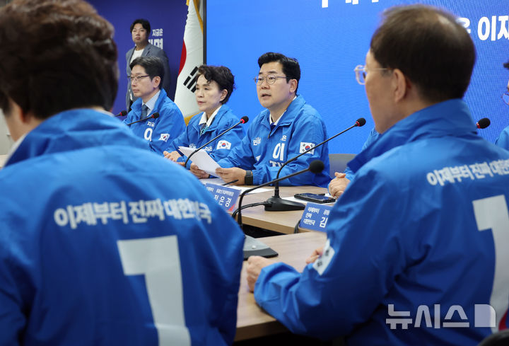 [서울=뉴시스] 고승민 기자 = 16일 서울 여의도 더불어민주당사에서 열린 중앙선거대책위원회의에서 박찬대 총괄선대위원장이 발언하고 있다. 2025.05.16. kkssmm99@newsis.com