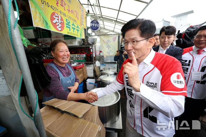 [수원=뉴시스] 조성봉 기자 = 김문수 국민의힘 대선후보가 16일 경기도 수원시 팔달구 영동시장을 찾아 상인과 인사하며 지지를 호소하고 있다.2025.05.16. suncho21@newsis.com