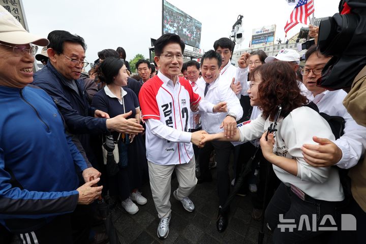[수원=뉴시스] 조성봉 기자 =김문수 국민의힘 대선후보가 16일 경기도 수원시 팔달구 지동시장에서 열린 유세에서 시민들과 인사를 하고 있다. 2025.05.16. suncho21@newsis.com