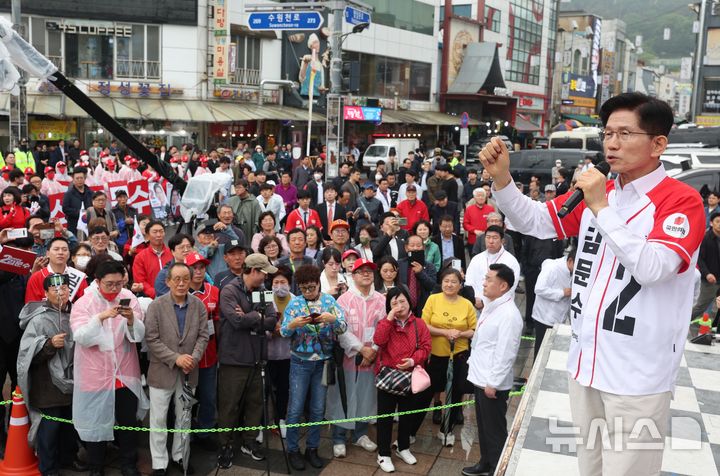 [수원=뉴시스] 조성봉 기자 = 김문수 국민의힘 대선후보가 16일 경기도 수원시 팔달구 지동시장에서 열린 유세에서 시민들에게 지지를 호소하고 있다. 2025.05.16. suncho21@newsis.com