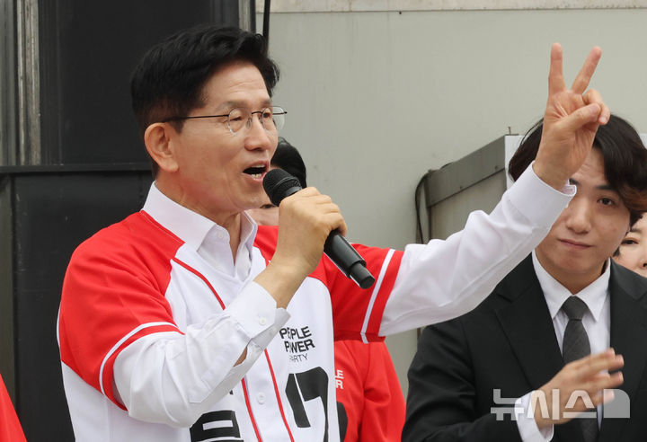 [수원=뉴시스] 조성봉 기자 = 김문수 국민의힘 대선후보가 16일 경기도 수원시 팔달구 지동시장에서 열린 유세에서 시민들에게 지지를 호소하고 있다. (공동취재) 2025.05.16. suncho21@newsis.com
