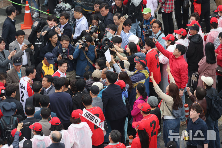 [수원=뉴시스] 조성봉 기자 = 김문수 국민의힘 대선후보가 16일 경기도 수원시 팔달구 지동시장에서 열린 유세에서 시민들에게 지지를 호소하고 있다. (공동취재) 2025.05.16. photo@newsis.com