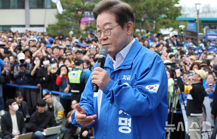 [익산=뉴시스] 조성우 기자 = 이재명 더불어민주당 대선후보가 16일 전북 익산시 익산역 동부광장에서 열린 유세에서 연설하고 있다. (공동취재) 2025.05.16. photo@newsis.com