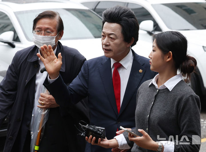 [의정부=뉴시스] 조수정 기자 = 신도 성추행·사기 등 혐의를 받는 허경영 국가혁명당 명예대표가 16일 오후 경기 의정부시 의정부 지방법원에서 열린 영장실질심사에 출석하고 있다. 2025.05.16. chocrystal@newsis.com
