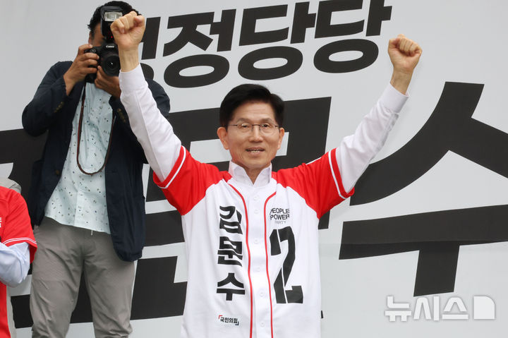 [천안=뉴시스] 조성봉 기자 = 김문수 국민의힘 대선후보가 16일 충남 천안시 신세계 백화점에서 열린 유세에서 시민들에게 지지를 호소하고 있다. (공동취재)2025.05.16. photo@newsis.com