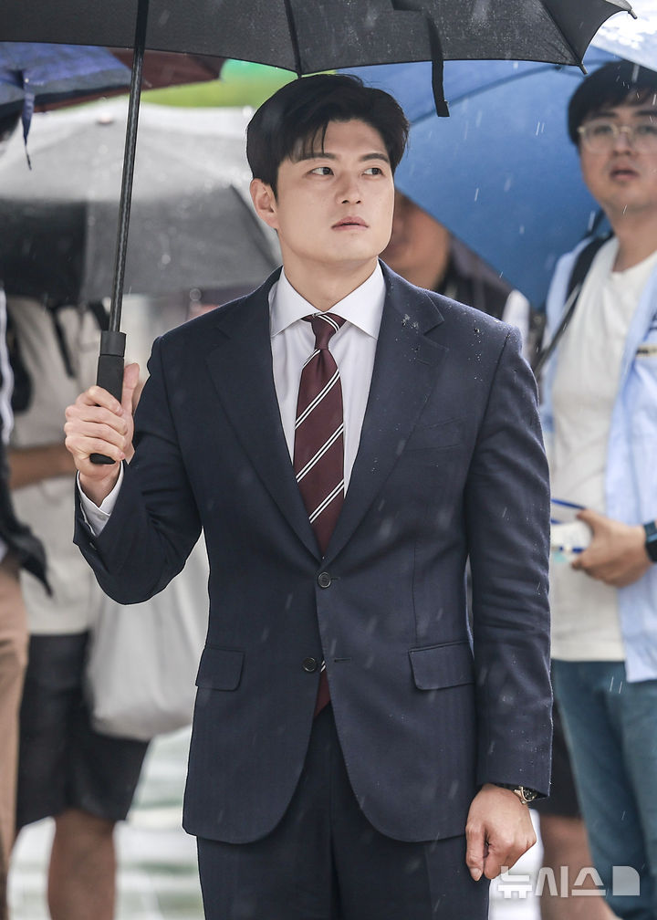 [서울=뉴시스] 정병혁 기자 = 김용태 국민의힘 비상대책위원장이 16일 서울 종로구 광화문광장에서 피켓팅을 진행 중인 김기흥 국민의힘 전 대변인을 만나기 위해 이동하고 있다. 2025.05.16. jhope@newsis.com