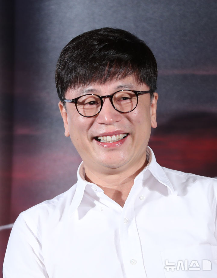 [서울=뉴시스] 조수정 기자 = 김용화 감독이 영화 '신과 함께-인과 연' 제작보고회가 열린 6일 오전 서울 자양동 롯데시네마 건대입구에서 질문을 듣고 있다. 2018.07.06. chocrystal@newsis.com