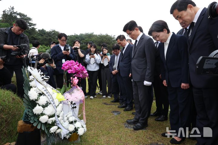 [광주=뉴시스] 조성봉 기자= 김문수 국민의힘 대선후보가 17일 광주 북구 국립 5.18민주묘지 박관현 열사의 묘소에서 참배를 하고 있다. 박관현 열사는 1982년 4월 8일 내란예비음모, 계엄령 위반 등 내란중요임무종사 혐의로 체포돼 모진 고문을 받았으며 5월 4일 기소되어 9월 7일 징역5년을 선고받고 광주고등법원에 항소하여 재판 계류 중 50일 간의 옥중 단식투쟁 끝에 1982년 10월 12일 사망했다. 2025.05.17. suncho21@newsis.com
