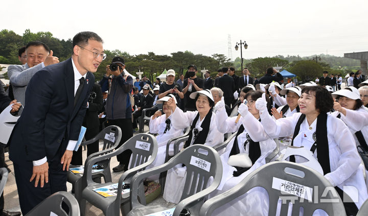 [광주=뉴시스] 이영주 기자 = 김상욱 무소속 국회의원이 17일 오전 광주 북구 운전동 국립5·18민주묘지에서 열린 5·18민주유공자유족회의 추모식에 참석해 유족들과 인사하고 있다. 2025.05.17. leeyj2578@newsis.com