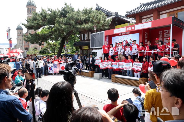 [전주=뉴시스] 조성봉 기자 = 김문수 국민의힘 대선후보가 17일 전북 전주시 완산구 전동성당 인근에서 공약발표 및 유세를 하고 있다. 2025.05.17. suncho21@newsis.com