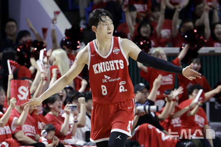 [서울=뉴시스] 최동준 기자 = 17일 서울 송파구 잠실학생체육관에서 열린 2024-2025 KBL 플레이오프 챔피언결정전 7차전 창원 LG 세이커스와 서울 SK 나이츠의 경기, SK 안영준이 3점슛을 성공시킨 뒤 기뻐하고 있다. 2025.05.17. photocdj@newsis.com