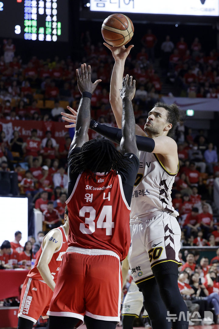 [서울=뉴시스] 최동준 기자 = 17일 서울 송파구 잠실학생체육관에서 열린 2024-2025 KBL 플레이오프 챔피언결정전 7차전 창원 LG 세이커스와 서울 SK 나이츠의 경기, LG 아셈 마레이가 슛을 시도하고 있다. 2025.05.17. photocdj@newsis.com
