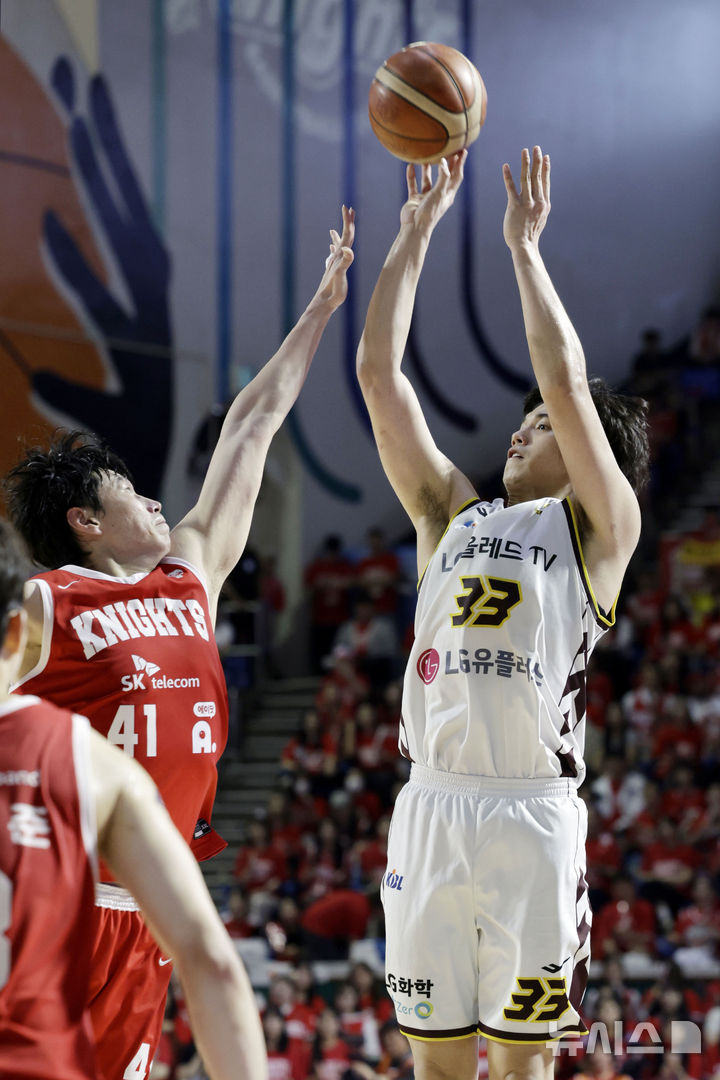 [서울=뉴시스] 최동준 기자 = 17일 서울 송파구 잠실학생체육관에서 열린 2024-2025 KBL 플레이오프 챔피언결정전 7차전 창원 LG 세이커스와 서울 SK 나이츠의 경기, LG 칼 타미요가 슛을 시도하고 있다. 2025.05.17. photocdj@newsis.com