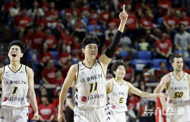 [서울=뉴시스] 최동준 기자 = 17일 서울 송파구 잠실학생체육관에서 열린 2024-2025 KBL 플레이오프 챔피언결정전 7차전 창원 LG 세이커스와 서울 SK 나이츠의 경기, LG 허일영이 3점슛을 성공시킨 뒤 기뻐하고 있다. 2025.05.17. photocdj@newsis.com
