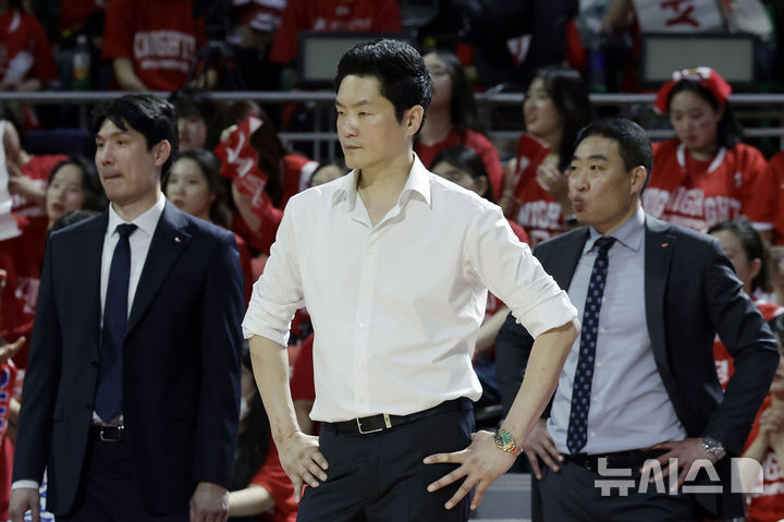 [서울=뉴시스] 최동준 기자 = 17일 서울 송파구 잠실학생체육관에서 열린 2024-2025 KBL 플레이오프 챔피언결정전 7차전 창원 LG 세이커스와 서울 SK 나이츠의 경기, SK 전희철 감독이 아쉬워하고 있다. 2025.05.17. photocdj@newsis.com