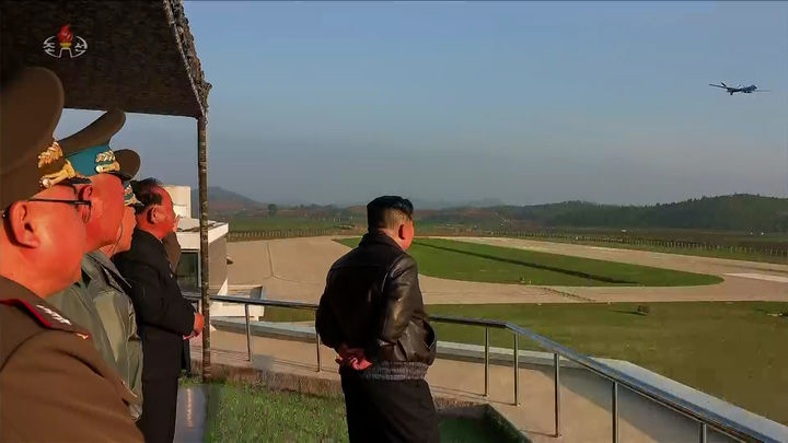 [서울=뉴시스] = 김정은 북한 국무위원장이 15일 제1공군사단 관하 비행연대를 방문해 공군 반항공(방공)전투 및 공습 훈련을 지도했다고 조선중앙TV가 17일 보도했다. 중앙TV가 공개한 사진을 보면 미그(MiG)-29와 수호이(Su)-25 등 북한 공군의 최신 자산이 이날 훈련에 동원됐다. (사진=조선중앙TV 캡처) 2025.05.21. photo@newsis.com *재판매 및 DB 금지
