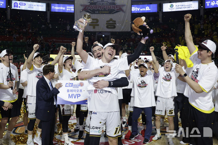 [서울=뉴시스] 최동준 기자 = 17일 서울 송파구 잠실학생체육관에서 열린 2024-2025 KBL 플레이오프 챔피언결정전 7차전 창원 LG 세이커스와 서울 SK 나이츠의 경기에서 62-58로 승리하며 플레이오프 MVP를 수상한 허일영이 기뻐하고 있다. 2025.05.17. photocdj@newsis.com
