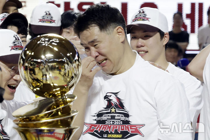 [서울=뉴시스] 최동준 기자 = 17일 서울 송파구 잠실학생체육관에서 열린 2024-2025 KBL 플레이오프 챔피언결정전 7차전 창원 LG 세이커스와 서울 SK 나이츠의 경기에서 62-58로 승리하며 우승을 차지한 LG 조상현 감독이 울먹이고 있다. 2025.05.17. photocdj@newsis.com