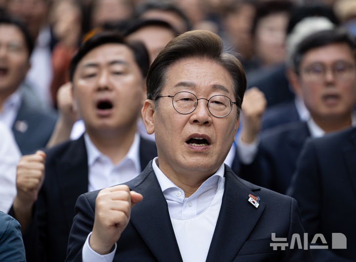 [광주=뉴시스] 조성우 기자 = 이재명 더불어민주당 대선후보가 17일 광주 동구 금남로에서 열린 제45주년 5·18 민주화운동 전야제에서 임을 위한 행진곡을 제창하고 있다. (공동취재) 2025.05.17. photo@newsis.com
