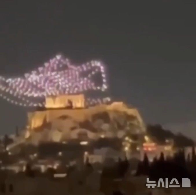 [서울=뉴시스]운동화가 아크로폴리스를 밟고 있는 것처럼 보이는 아디다스 브랜드의 드론쇼. (사진 = 그리스 리포터 SNS 캡처)