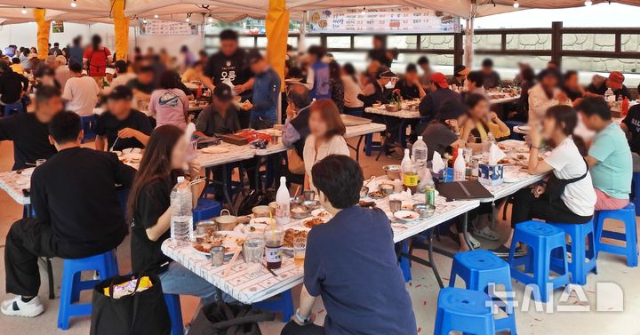 [제주=뉴시스] 오영재 기자 = 18일 오전 제주 서귀포시 보목항에서 열린 '보목 2025 자리돔축제'에서 방문객들이 먹거리장터를 이용하고 있다. 2025.05.18. oyj4343@newsis.com  