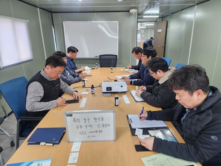 [울산=뉴시스] 울산시는 지역 전문 건설업체의 하도급 참여 확대를 위해 올해 상반기 동안 추진한 ‘건설 현장 영업활동’이 성공적으로 마무리됐다고 19일 밝혔다. 사진은 중구 반구동 공동주택 신축공사 현장 방문. (사진=울산시 제공) 2025.05.19.photo@newsis.com *재판매 및 DB 금지