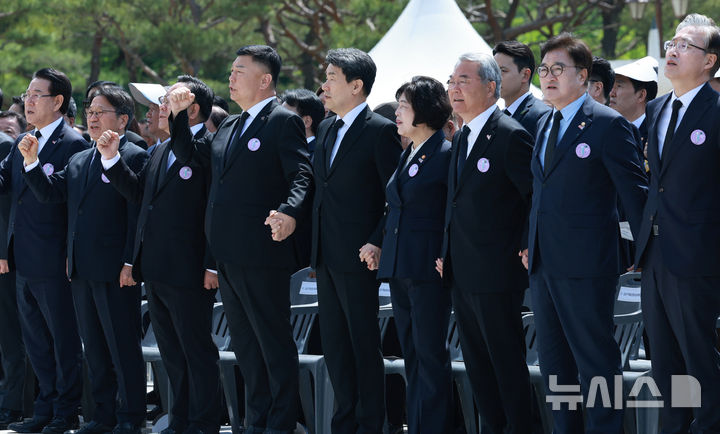 [광주=뉴시스] 고범준 기자 = 이주호 대통령 권한대행 부총리 겸 교육부 장관이 18일 광주 북구 국립5·18민주묘지에서 열린 제45주년 5·18민주화운동 기념식을 마치고 유영봉안소를 둘러보고 있다. (대통령실통신사진기자단) 2025.05.18. bjko@newsis.com