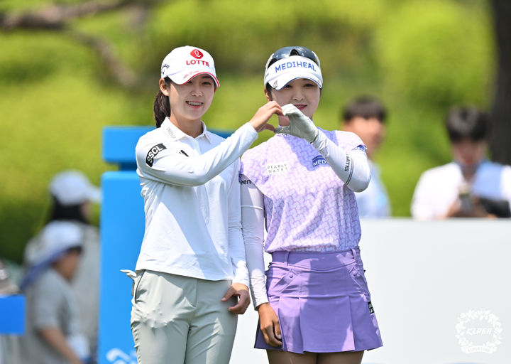 [서울=뉴시스] 황준선 기자 = 황유민(왼쪽)과 이예원이 18일 강원 춘천시 라데나CC에서 열린 '제17회 두산 매치플레이' 결승 3,4위전 1번홀에서 티샷 후 인사하고 있다. (사진=KLPGA 제공) 2025.05.18. photo@newsis.com *재판매 및 DB 금지