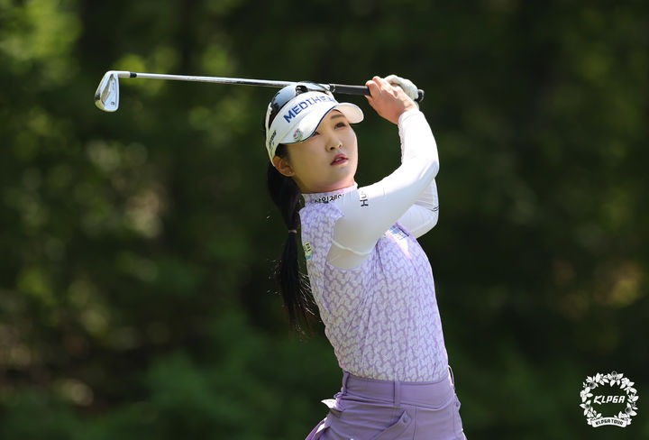 [서울=뉴시스] 황준선 기자 = 이예원이 18일 강원 춘천시 라데나CC에서 열린 '제17회 두산 매치플레이' 결승 3,4위전에서 3번홀 티샷 하고 있다. (사진=KLPGA 제공) 2025.05.18. photo@newsis.com *재판매 및 DB 금지