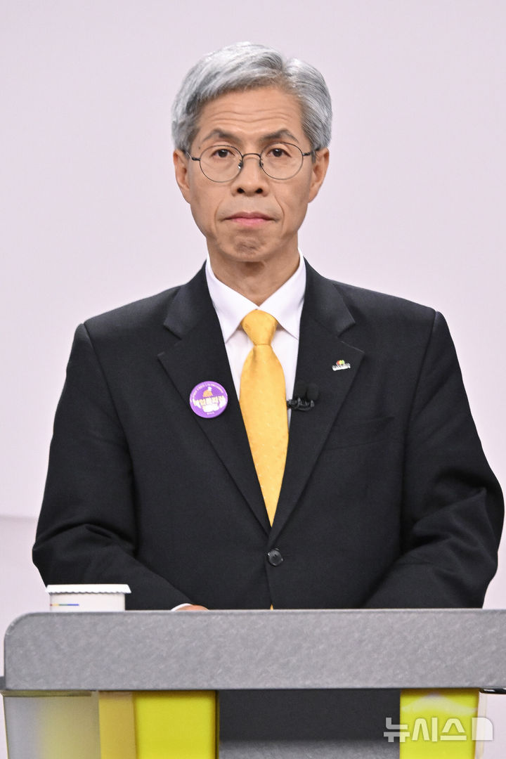 [서울=뉴시스] 국회사진기자단 = 권영국 민주노동당 대선 후보가 18일 서울 마포구 SBS프리즘타워에서 열린 중앙선거방송토론위원회 주관 제21대 대통령선거 후보자 토론회 시작에 앞서 준비하고 있다