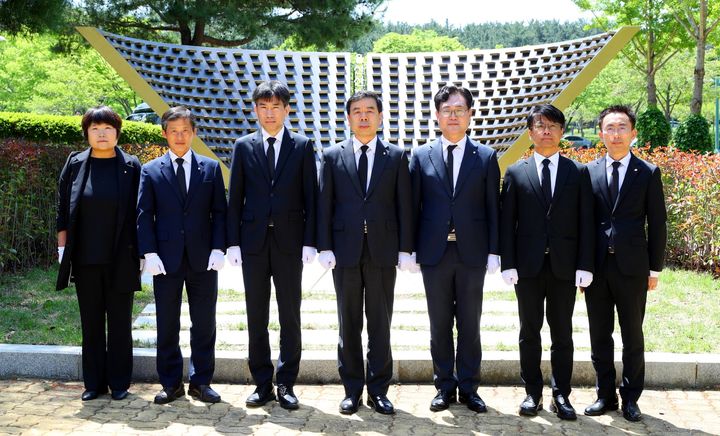 [울산=뉴시스] 구미현 기자 = 근로복지공단은 19일 울산시 남구 울산대공원 내에 위치한 '산재 희생자 위령탑'을 방문해 산재근로자의 희생을 추모했다. 사진 가운데 박종길 이사장과 직원들이 기념촬영을 하고 있다. 2025.05.19. (사진=근로복지공단 제공) photo@newsis.com *재판매 및 DB 금지