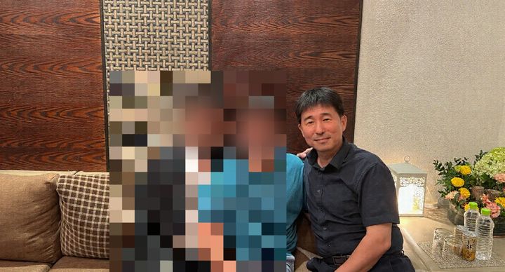 [서울=뉴시스] 조성봉 기자 =고위공직자범죄수사처(공수처)는 유흥주점에서 접대를 받았다는 의혹으로 고발된 서울중앙지법 지귀연 부장판사 사건을 배당하고 수사에 착수했다. 사진은 더불어민주당이 19일 오후 서울 여의도 중앙당사에서 ‘지귀연 판사 룸살롱 접대 의혹’ 관련 사진을 공개한 모습.(사진=더불어민주당 제공)2025.05.19. photo@newsis.com *재판매 및 DB 금지