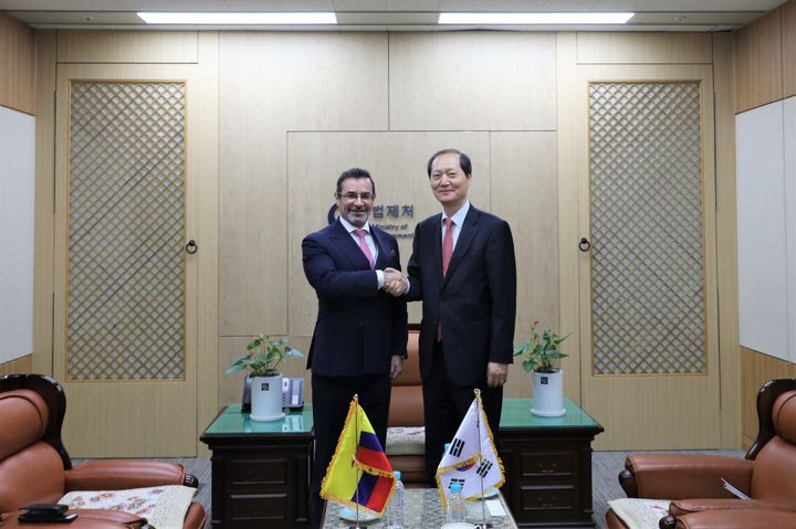[서울=뉴시스]이완규 법제처장(오른쪽)과 파트리시오 에스테반 트로야 수아레즈 주한 에콰도르 대사가 19일 정부세종청사에서 만난 모습. (사진=법제처 제공) 2025.05.19. *재판매 및 DB 금지