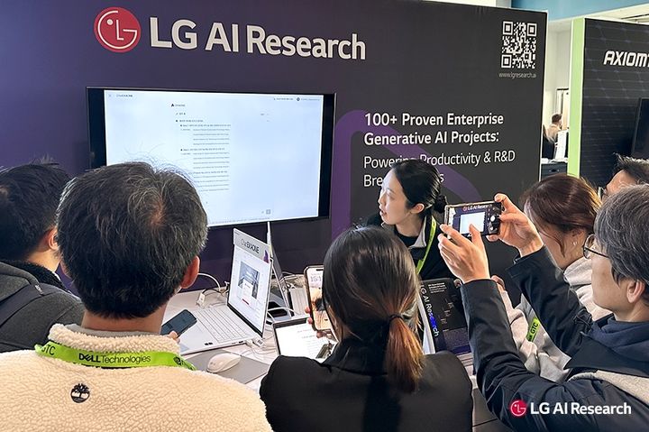 [서울=뉴시스]LG AI 연구원의 연구자가 지난 3월 열린 엔비디아 'GTC 2025'에서 AI 모델을 선보이고 있다. (사진=LG AI 연구원 제공) 2025.05.19. photo@newsis.com *재판매 및 DB 금지