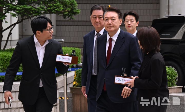 [서울=뉴시스] 사진공동취재단 = 내란 우두머리 혐의를 받는 윤석열 전 대통령이 19일 서울 서초구 서울중앙지방법원에서 열린 내란우두머리 및 직권남용·권리행사 방해 혐의 사건 4차 공판에 출석하고 있다. 2025.05.19. photo@newsis.com