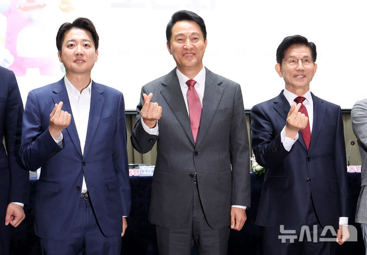 [서울=뉴시스] 추상철 기자 = 김문수 국민의힘 대선 후보와 이준석 개혁신당 대선 후보가 19일 오전 서울 중구 서울시청에서 열린 '약자와 동행하는 서울' 토론회에서 오세훈 서울시장과 함께 기념촬영을 하고 있다. 2025.05.19. scchoo@newsis.com