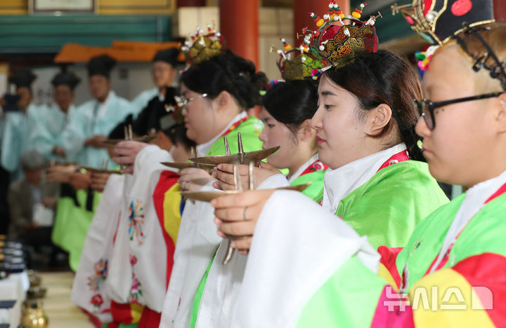 [제주=뉴시스] 우장호 기자 = 성년의 날인 19일 오후 제주시 용담1동 제주향교에서 청소년들이 조선시대 성인식의 관례를 재현하는 '전통 성년식'을 하고 있다. 2025.05.19. woo1223@newsis.com