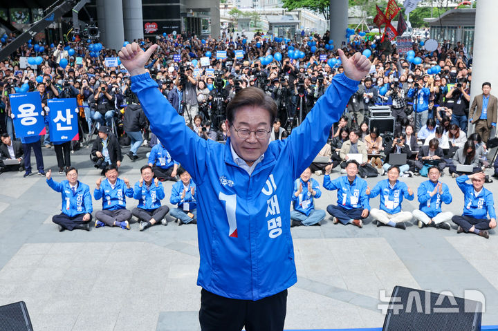 [서울=뉴시스] 권창회 기자 = 이재명 더불어민주당 대선 후보가 19일 서울 용산구 용산역 광장에서 열린 집중유세에서 방탄유리가 설치된 유세차 위에서 연설을 마치고 기념촬영을 하고 있다. 이 후보는 이날 대선 후보 최초로 방탄 유리막 안에서 유세를 시작했다. (공동취재) 2025.05.19. photo@newsis.com