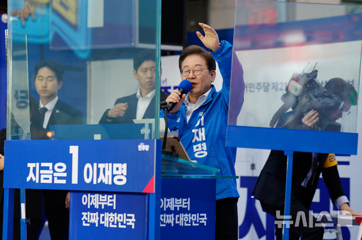[서울=뉴시스] 권창회 기자 = 이재명 더불어민주당 대선 후보가 지난 19일 서울 마포구 KT&G 상상마당 인근에서 방탄유리가 설치된 유세차에 올라 유세하고 있다. (공동취재) 2025.05.19. photo@newsis.com